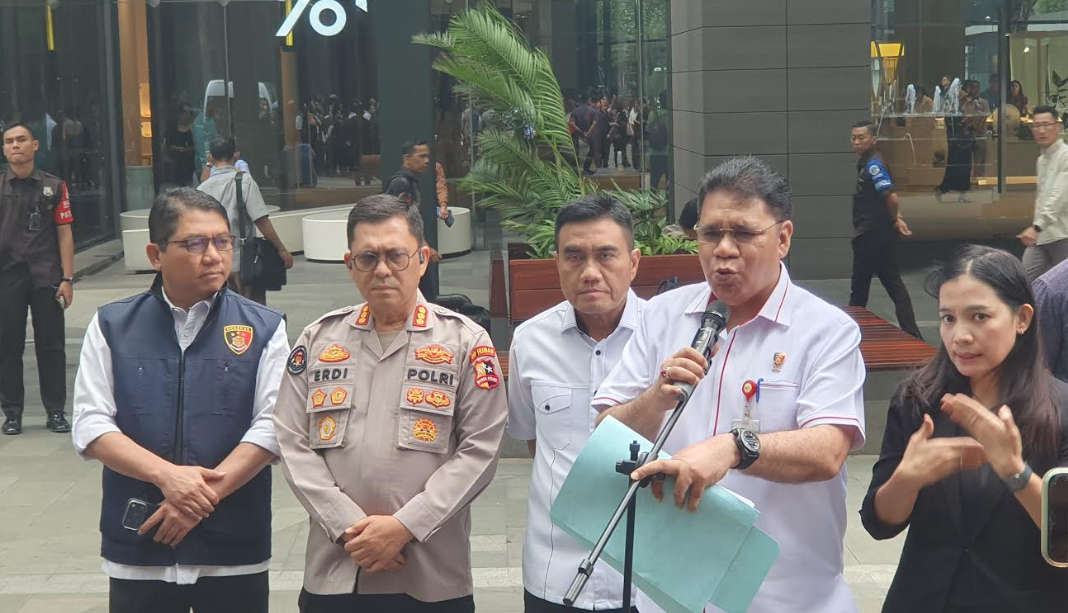 Direktur Eksekutif Penyidik Sektor Jasa Keuangan OJK Irjen Pol Daniel Bolly Hyronimus Tifaona memberikan keterangan kepada wartawan usai penggeledahan. (BeritaNasional/Bachtiarudin)