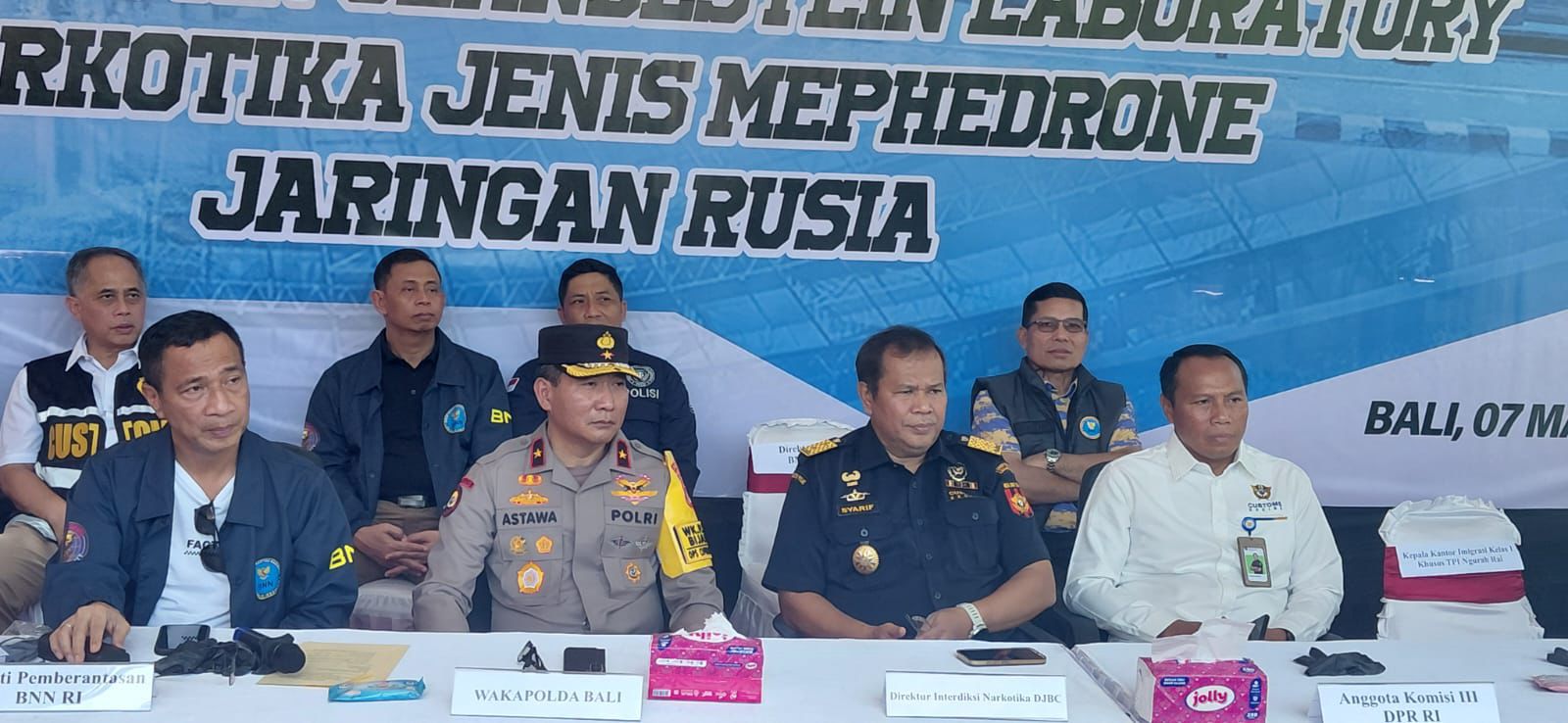 Direktur Interdiksi Narkotika Bea Cukai R. Syarif Hidayat (tengah kanan), bersama Wakapolda Bali (tengah kiri), Komisi III DPR (kanan) dan BNN (kanan). (BeritaNasional/Humas Bea Cukai)