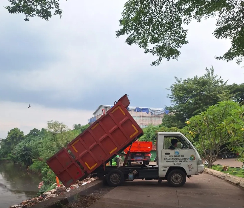 Sebuah truk bermuatan sampah diduga buang sampah di kali Tanah Kusir Jakarta Selatan. (BeritaNasional/Lydia)