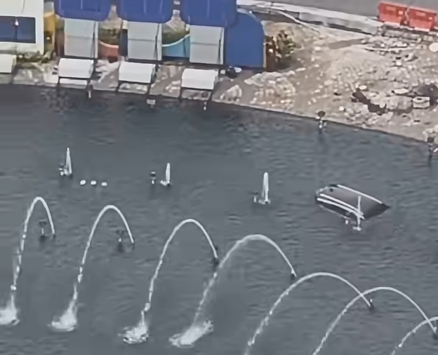 Gambar mobil BYD tercebur di kolam Bundaran HI, Jakarta, Rabu (25/3/2026) pagi. (BeritaNasional/IG Jakarta Terkini)