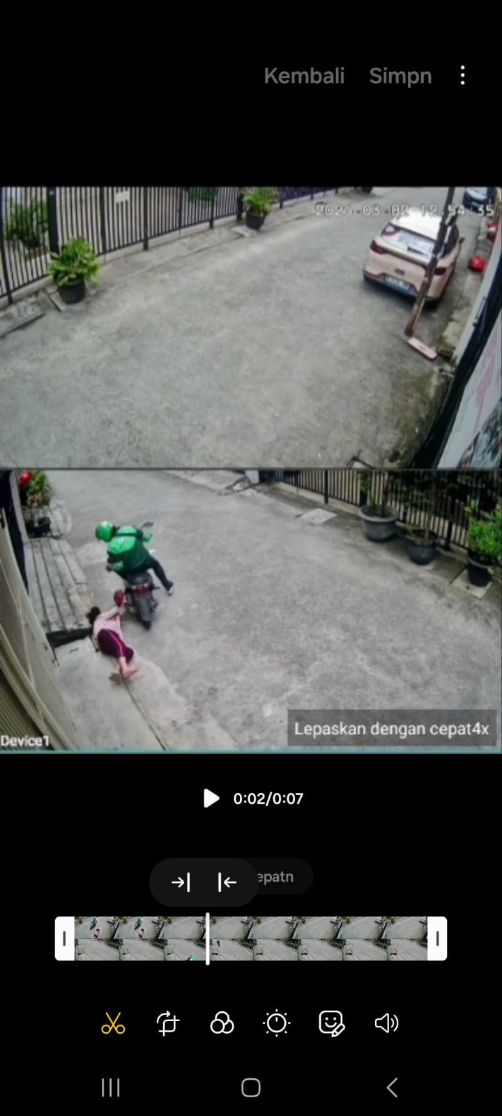 Penjambret mengenakan jaket ojol tertangkap kamera CCTV. (Foto/Istimewa)
