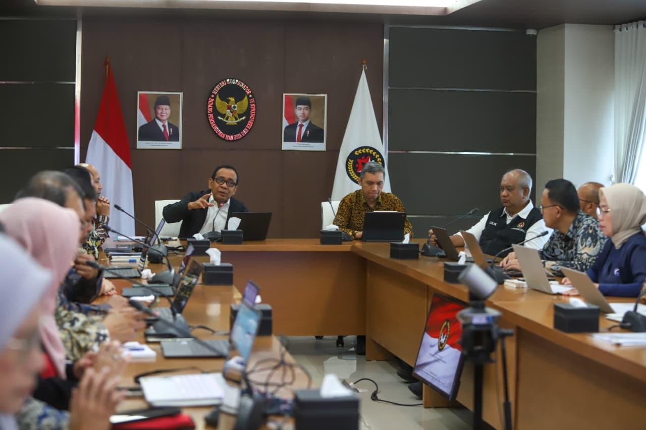 Menko PMK Pratikno dalam arahan internak Kedeputian Kesehatan dan Pendidikan Kemenko PMK, Senin (23/3/2026). (BeritaNasional/Kemenko PMK)