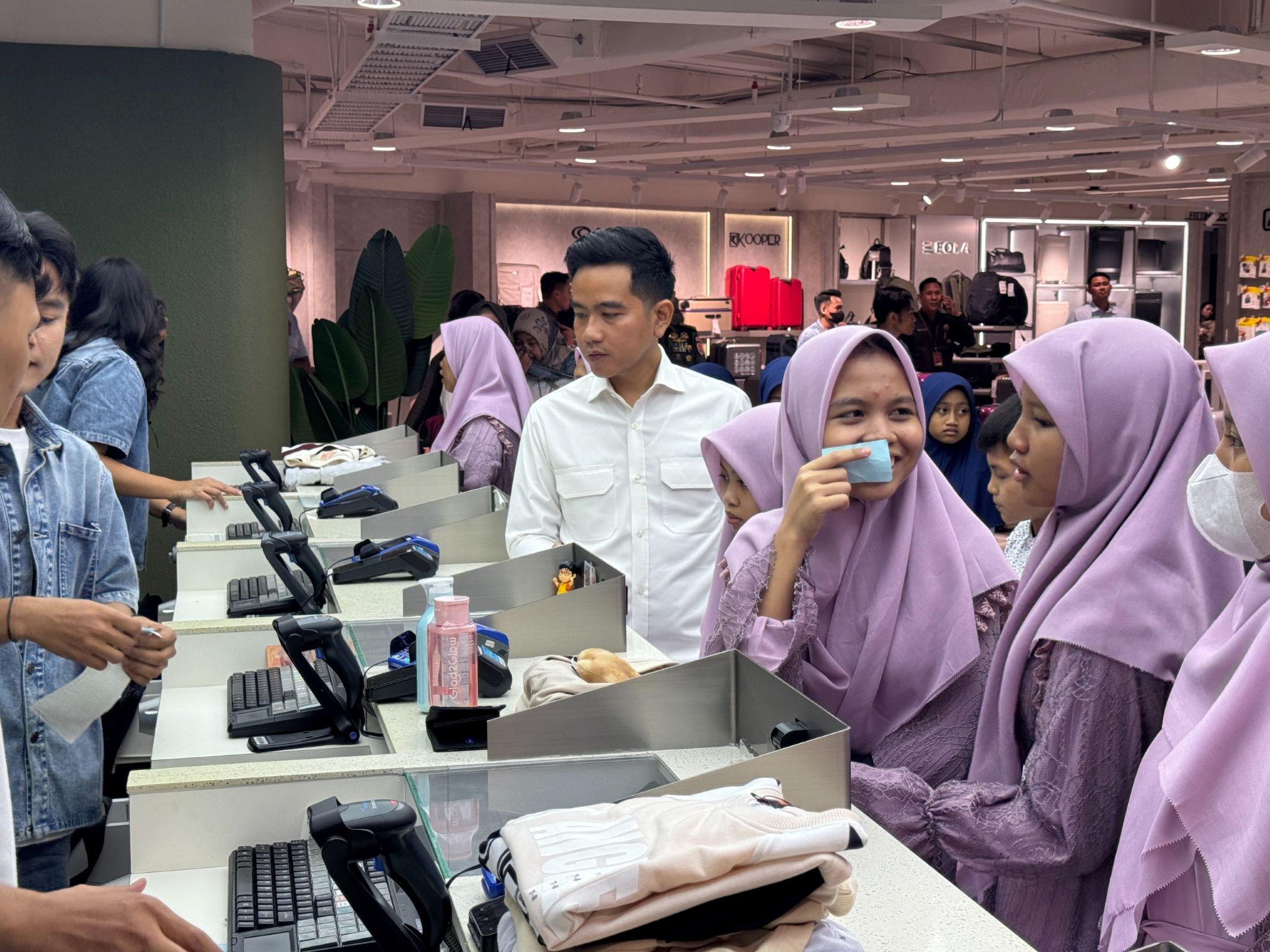Wapres Gibran ajak anak Panti Sosial Asuhan Anak (PSAA) Putra Utama 1, 2, dan 3 berbelanja di Blok M Plaza, Senin (16/3/2026). (BeritaNasional/Setwapres)