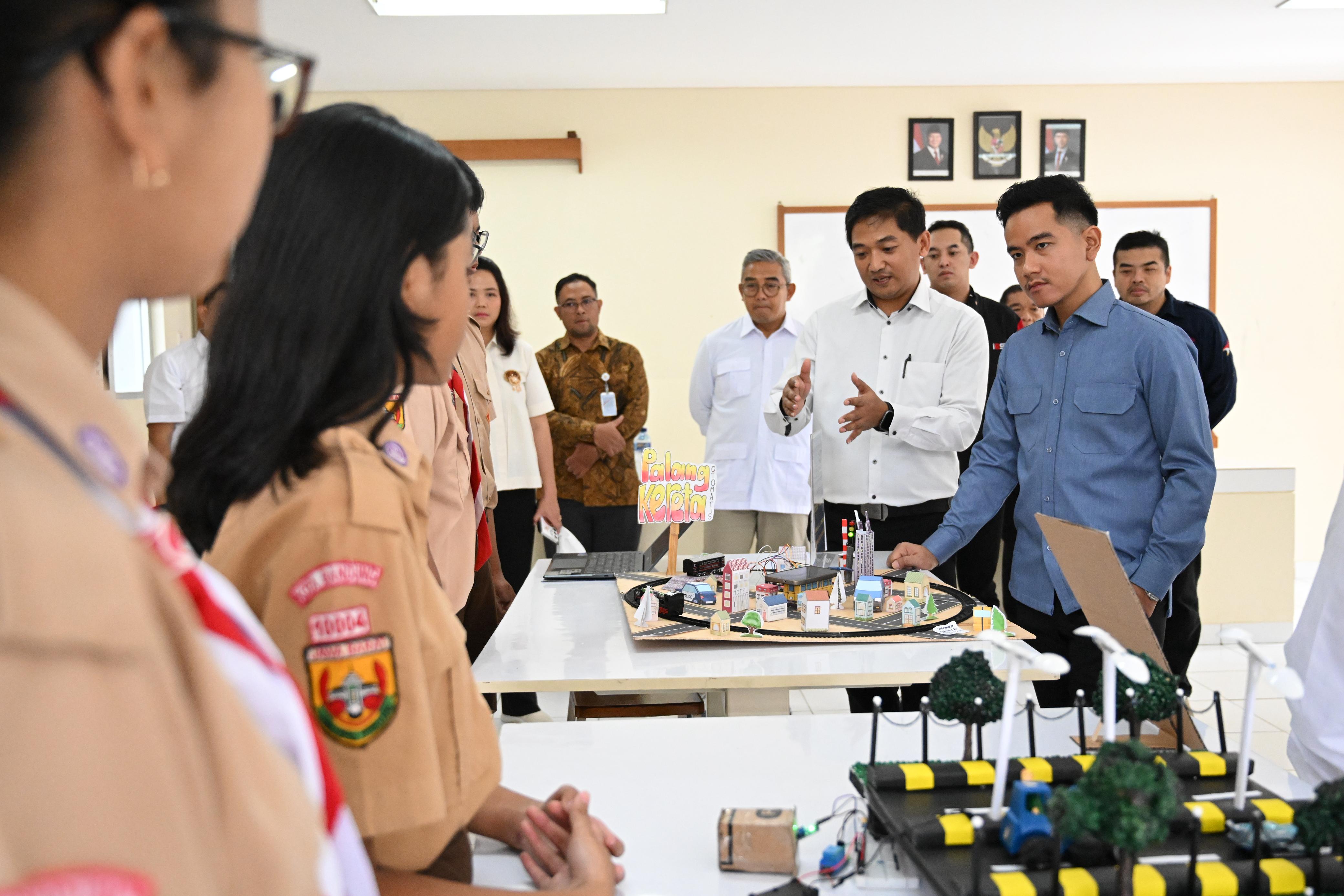 Wapres Gibran Rakabumingraka tinjau pelatihan AI di Bandung Jawa Barat. (BeritaNasional/Setpres)
