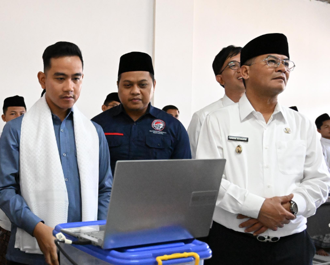 Wapres Gibran Rakabuming Raka tinjau pelatihan AI adan robotik santri di Ponpes Jawa Barat. (Foto/Setwapres)
