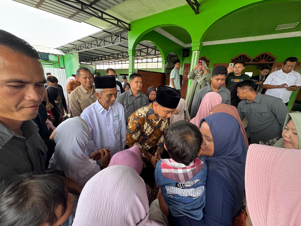 Wapres Gibran Rakabuming, melakukan kunjungan ke Masjid Chodijah Ngadiluwih, Kabupaten Karanganyar, Jawa Tengah. (BeritaNasional/Elvis/HO Setwapres)
