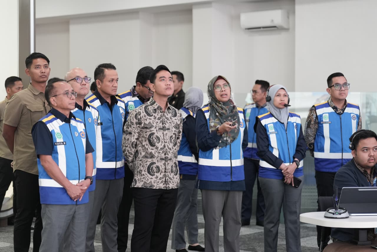 Wapres meninjau kondisi terkini kesiapan Jasa Marga dalam mengantisipasi arus mudik libur Nyepi dan Lebaran di berbagai titik strategis. (BeritaNasional/Elvis/HO Setwapres)