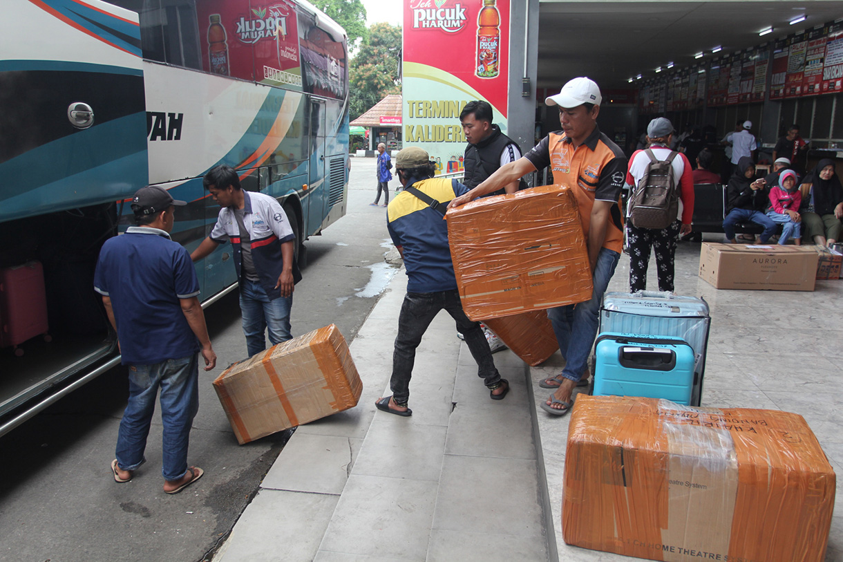 Calon penumpang memasukkan barang bawaan ke dalam bus di Terminal Kalideres, Jakarta,Kamis (5/3/2026).(Beritanasional.com/ho/Oke Atmaja)