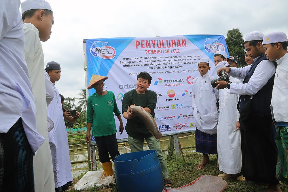 Wartawan Mancing Indonesia (WMI) gelar WMI peduli dengan memberikan penyuluhan budidaya ikan,  kewirausahaan dan santunan. (BeritaNasional/Elvis Sendouw)