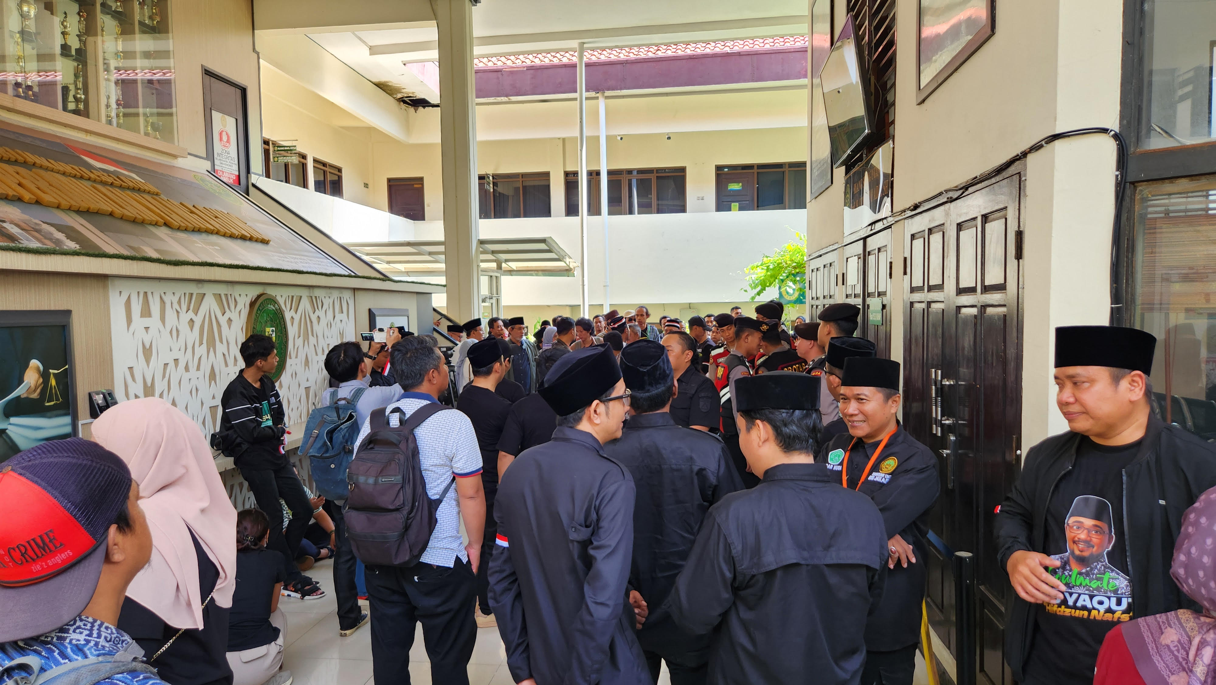 Suasana di PN Jakarta Selatan relawan Gus Yaqut penuhi ruang sidang dan selasar gedung pengadilan. (BeritaNasional/Bachtiarudin)