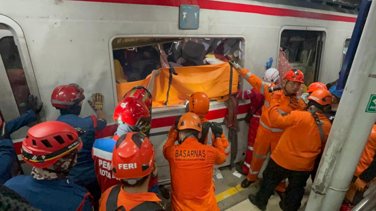Basarnas dan kepolisian tengah mengevakuasi korban tabrakan kereta di Stasiun Bekasi. (Foto/Istimewa)