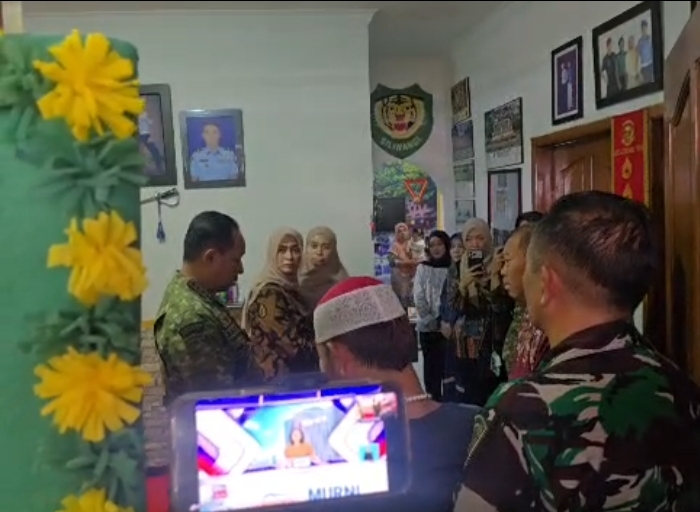 Panglima TNI Jenderal Agus Subiyanto (kiri) saat bertakziah ke keluarga prajurit TNI yang gugur di Lebanon. (Foto/Istimewa)