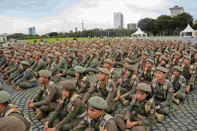 Anggota Sat Pol PP DKI Jakarta di Monas. (BeritaNasional/SinPo)