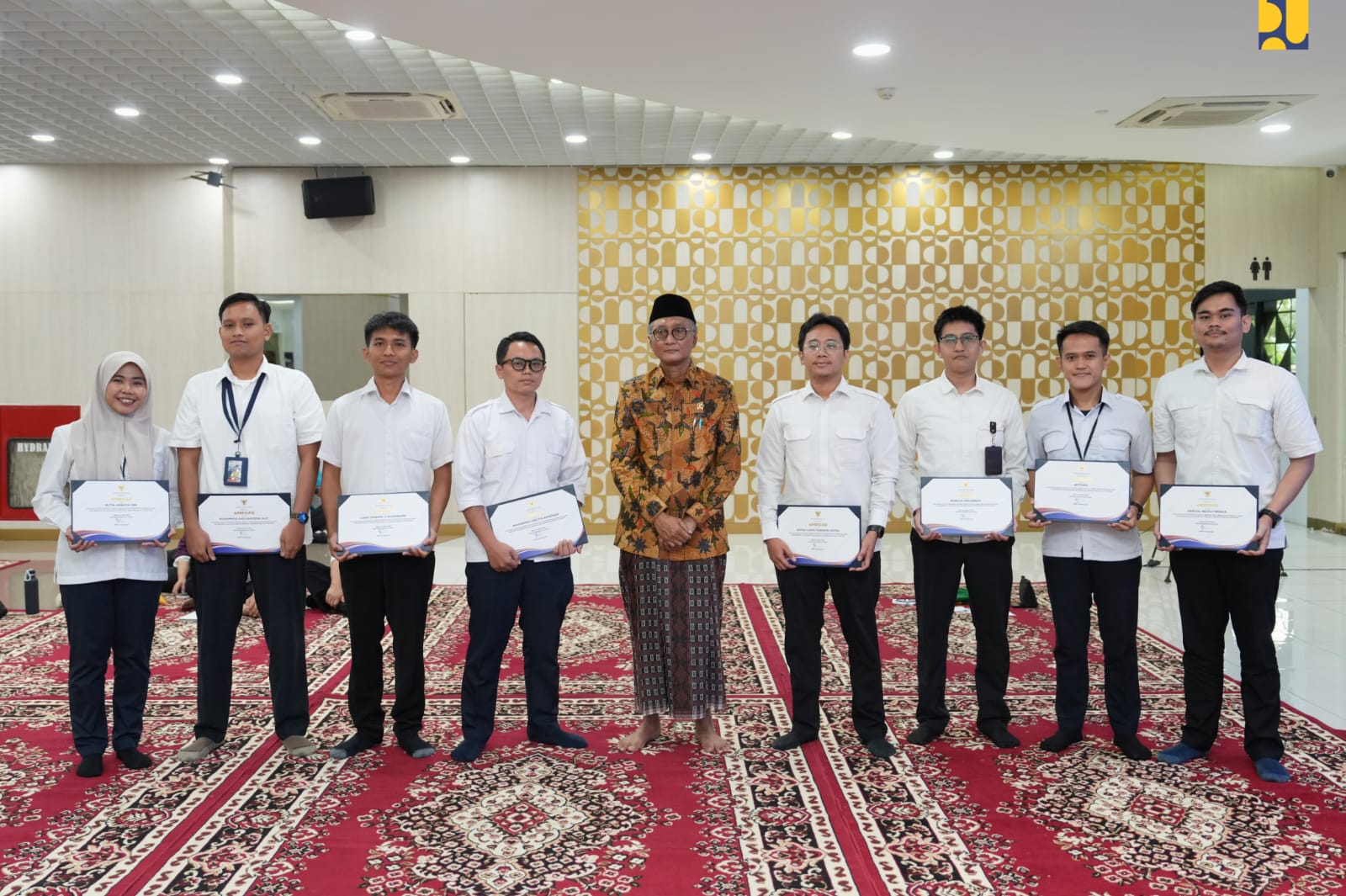 Menteri PU Dody Hanggodo memberikan apresiasi kepada Generasi Muda Kemen PU yang menjadi relawan bencana Sumatera. (BeritaNasional/KemenPU)