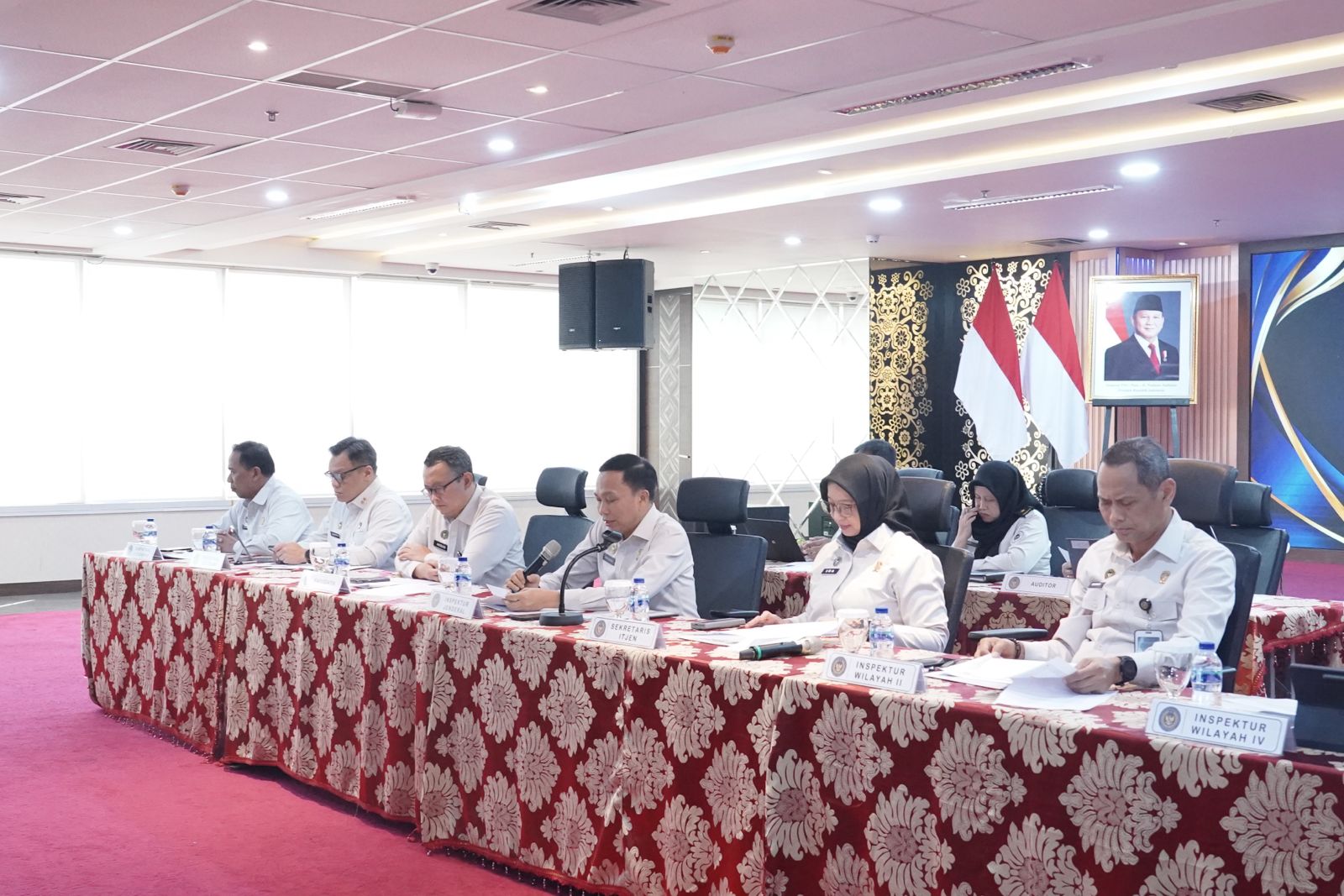 Itjen Kemenimipas Yan Sultra Indrajaya (tengah) dalam konferensi pers di Gedung Kemenimipas, Jakarta, Rabu (29/4/2026). (BeritaNasional/Kemen Imipas)