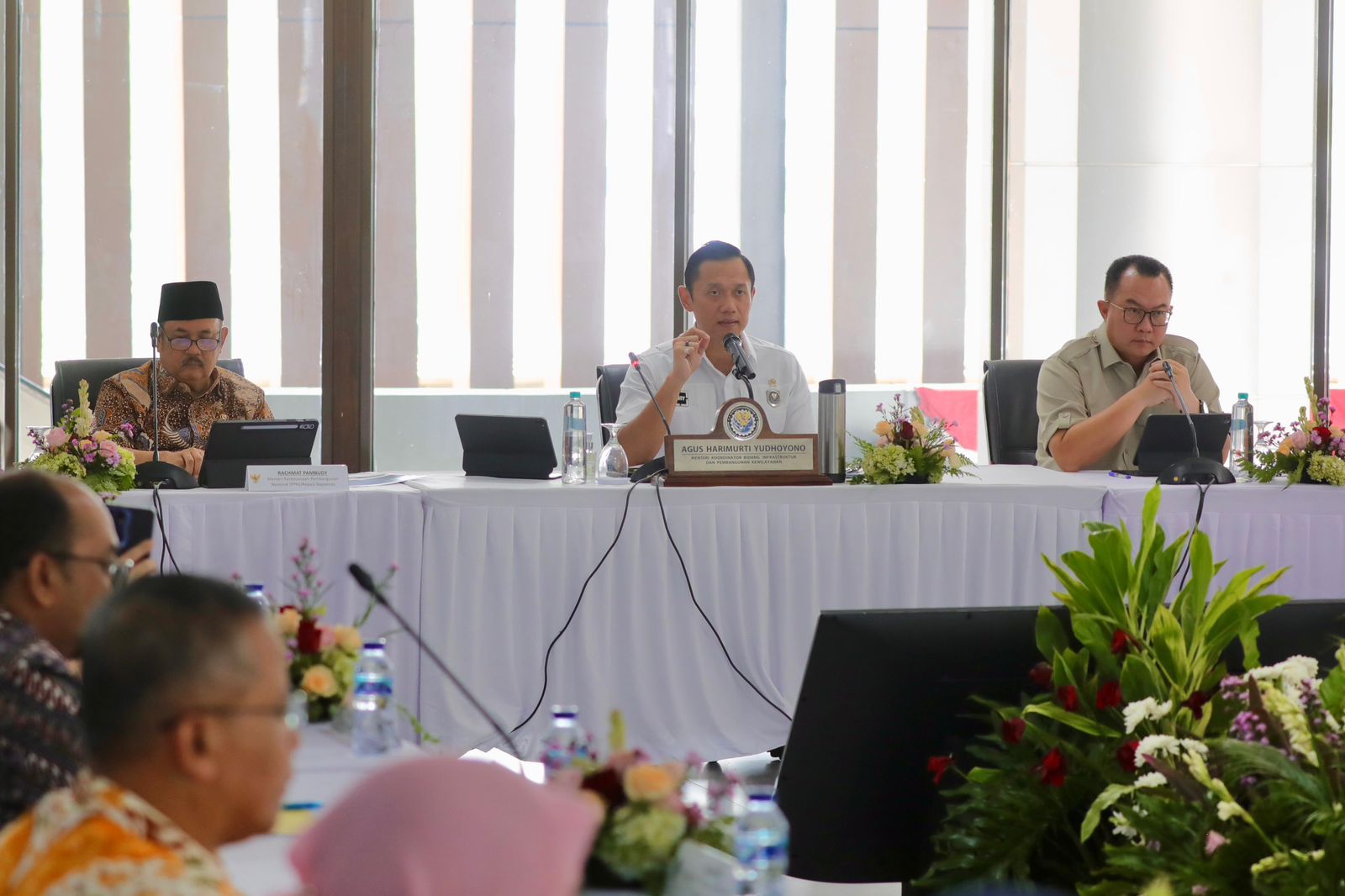 AHY saat memimpin rapat koordinasi tindak lanjut pengembangan jaringan perkeretaapian Sumatra, Kalimantan, dan Sulawesi. (Foto/Kemenko Bidang Infrastruktur dan Pembangunan Kewilayahan).