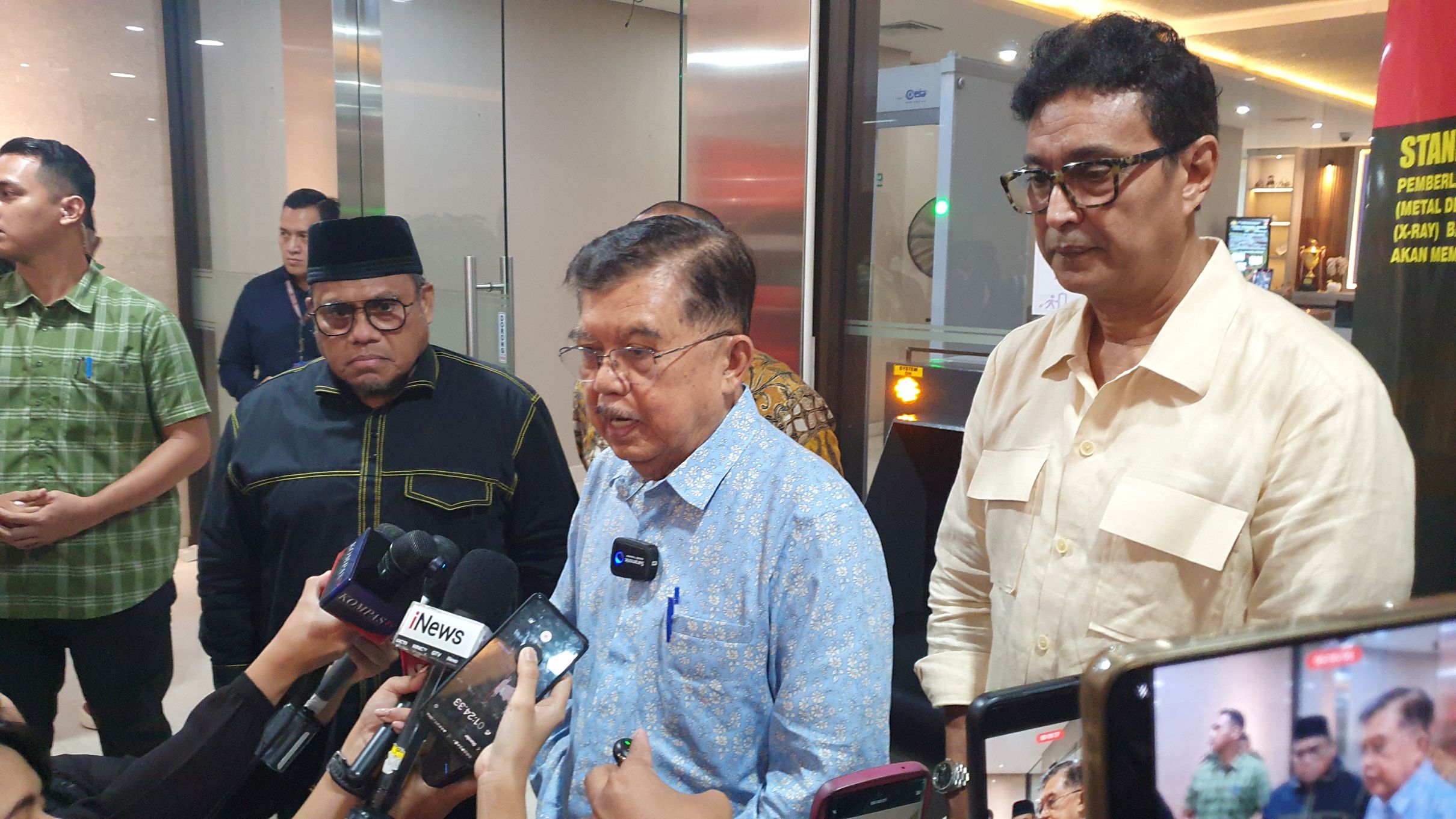 Wapres RI ke-10 dan ke-12, Jusuf Kalla melaporkan Rismon Sianipar ke Bareskrim Polri, Jakarta, Rabu (8/4/2026). (BeritaNasional/Bachtiar)