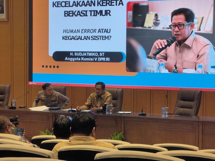 Anggota Komisi V DPR RI Sudjatmiko (kanan). (BeritaNasional/Ahda)