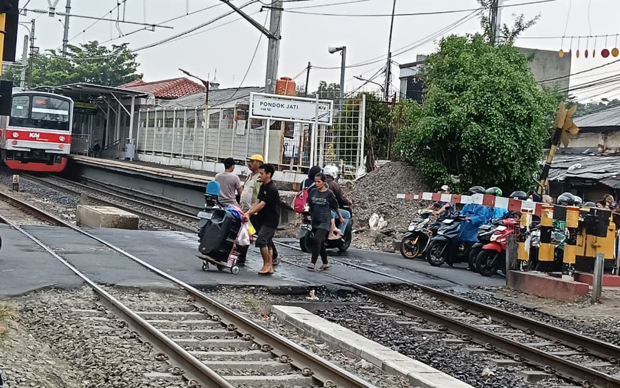 Pengendara sepeda motor melintas di perlintasan sebidang kereta api di Stasiun Pondok Jati, Jakarta,Kamis(30/4/2026). (Beritanasional.com/Oke Atmaja)