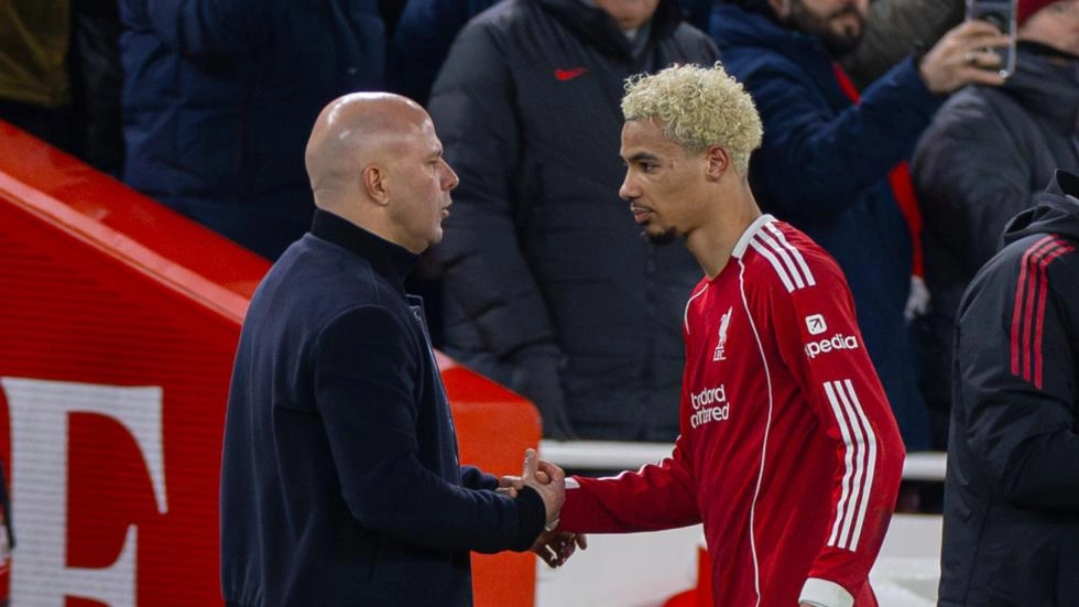 Pelatih Liverpool Arne Slot (kiri) bersalaman dengan bomber Hugo Ekitike. (Foto/Liverpool FC)