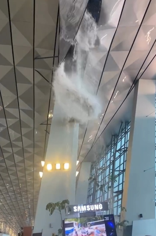 Atap bocor di Terminal 3 Soetta saat hujan deras. (Foto/tangkapan layar)
