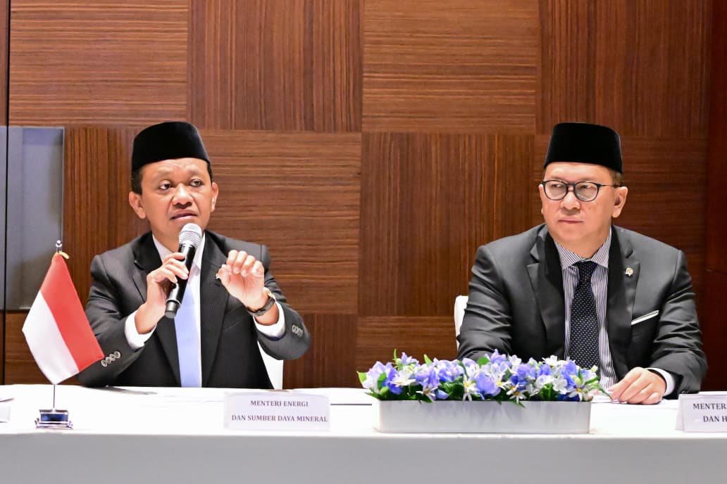 Menteri Energi dan Sumber Daya Mineral (ESDM) Bahlil Lahadalia (kiri) saat memberikan keterangan pers. (Foto/BPMI)/