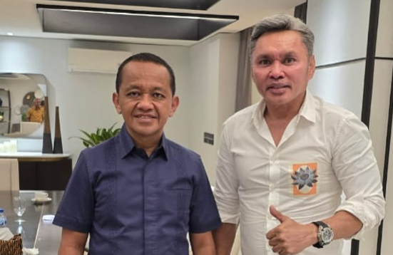 Politisi partai Golkar Agrapinus Rumatora bersama Ketua Partai Golkar Bahlil Lahadalia. (BeritaNasional/dok Golkar)