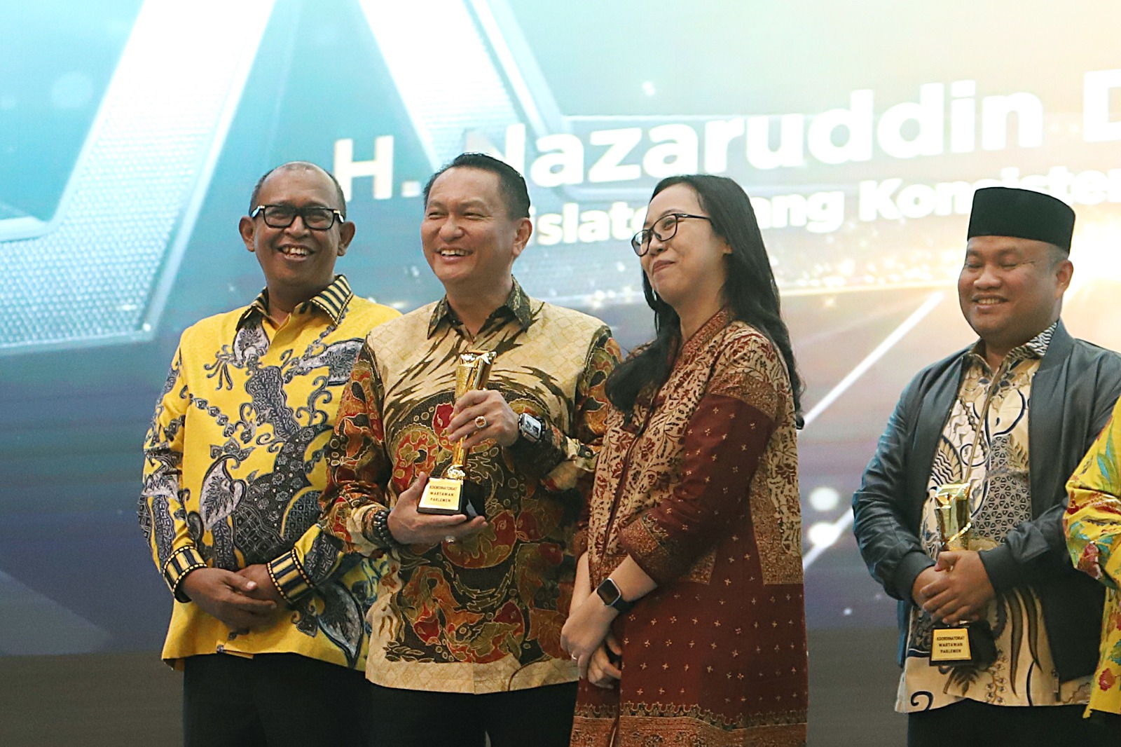 Bambang Patijaya Raih Penghargaan Pimpinan Fokus Transisi Energi di KWP Awards 2026. (Foto/istimewa)