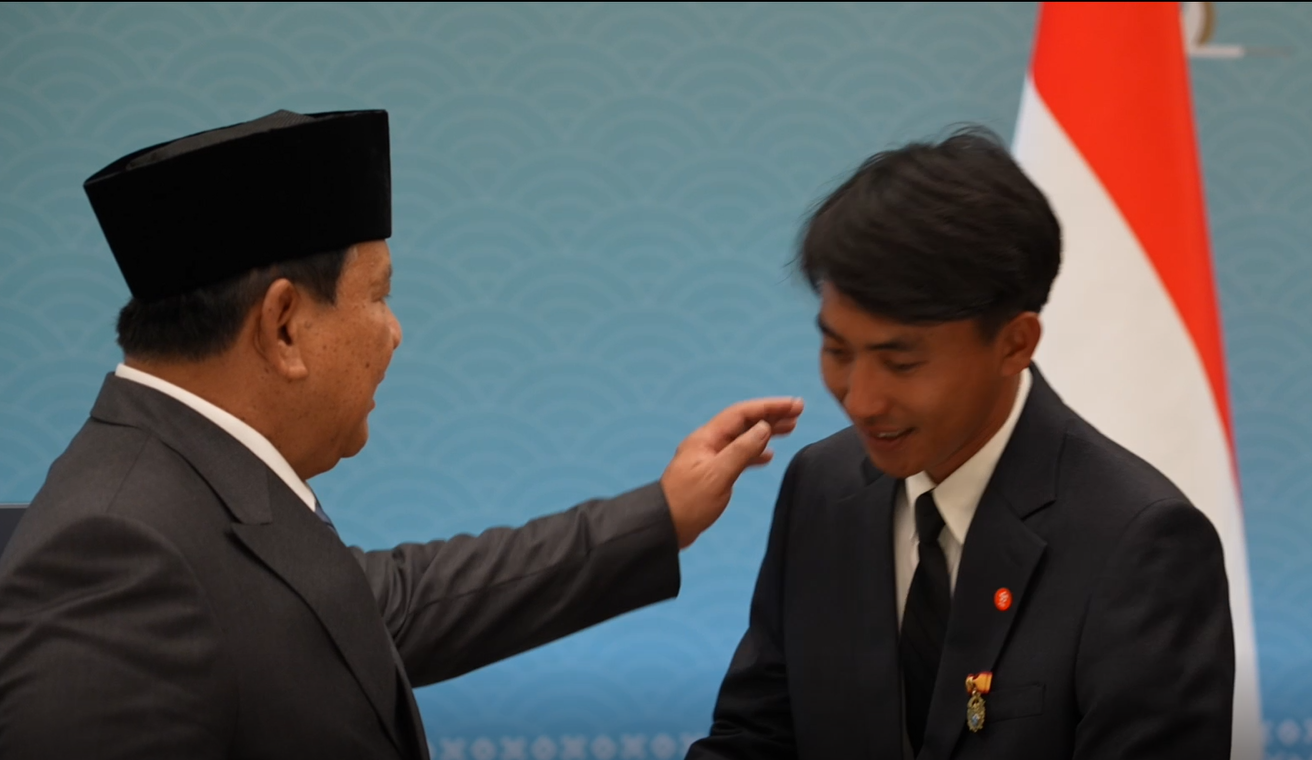 Presiden Prabowo menunjukkan rasa bangga pada Sugianto dengan menepuk punggungnya beberapa kali saat di Korsel. (BeritaNasional/BPMI Setpres)