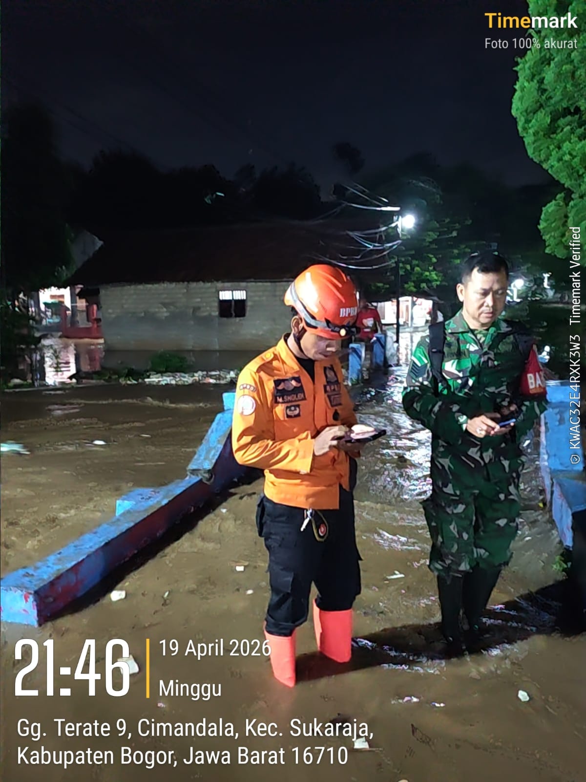 Tim BNPB berupaya evakuasi warga korban terdampak banjir di Bogor. (BeritaNasional/BNPB)