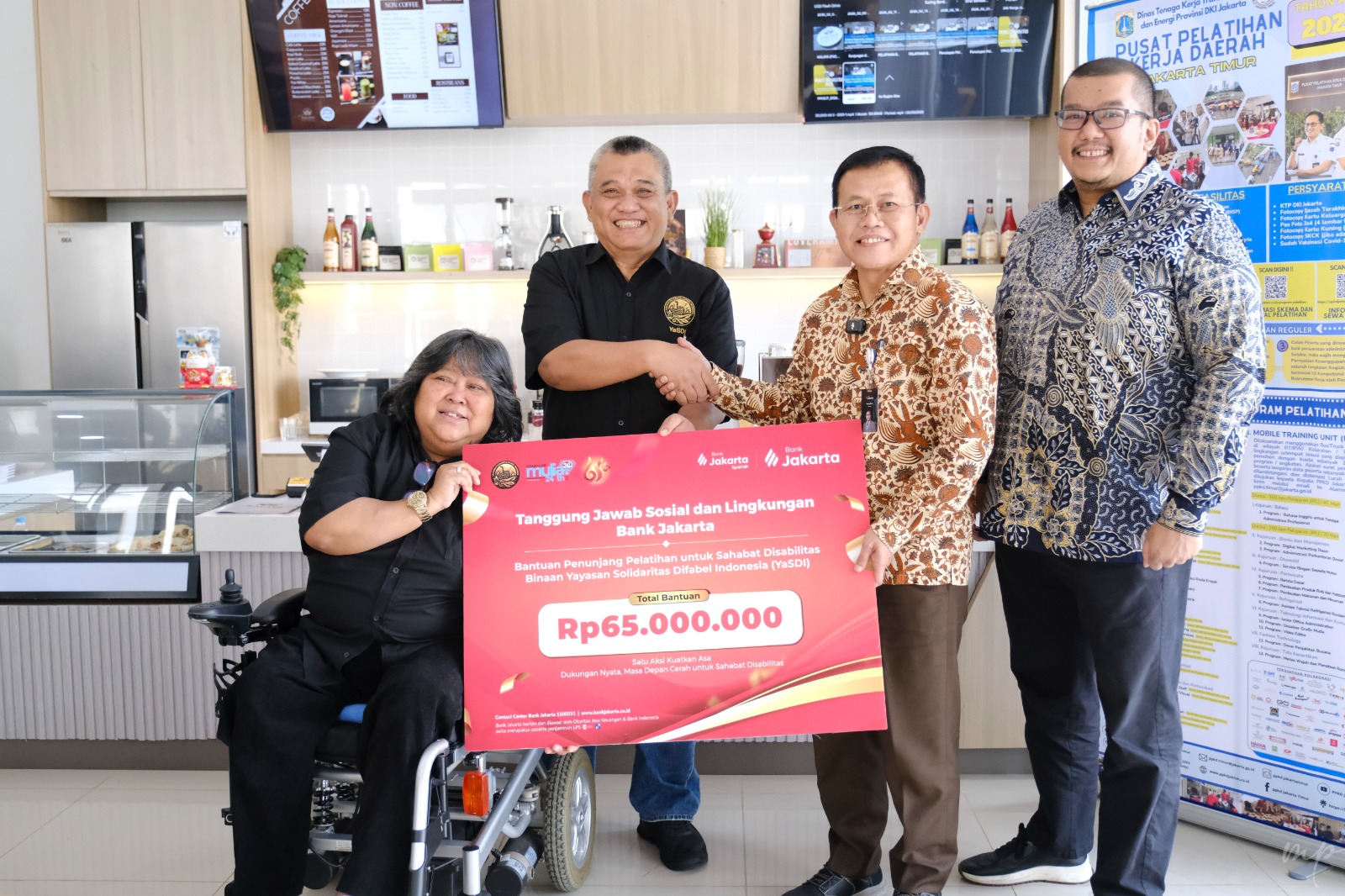 Bank Jakarta beri bantuan. (BeritaNasional/Lydia)