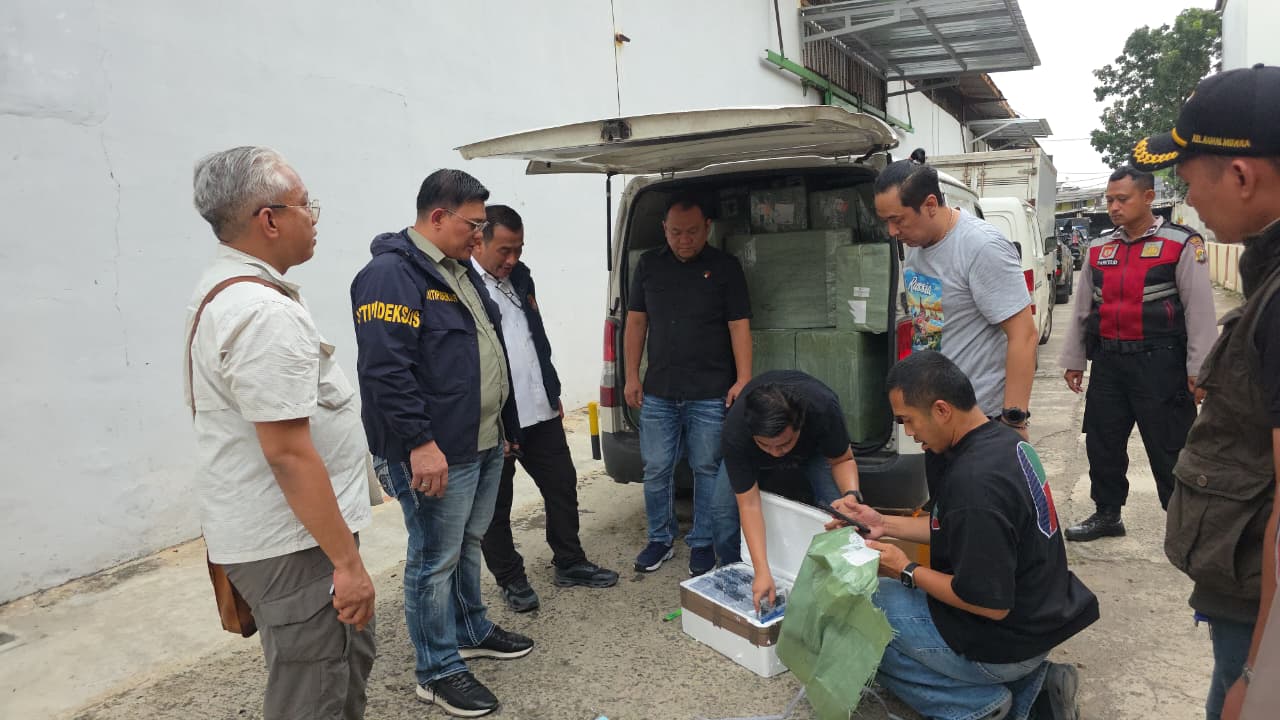 Polisi geledah gudang yang simpah handphone ilegal. (BeritaNasional/Bachtiarudin)