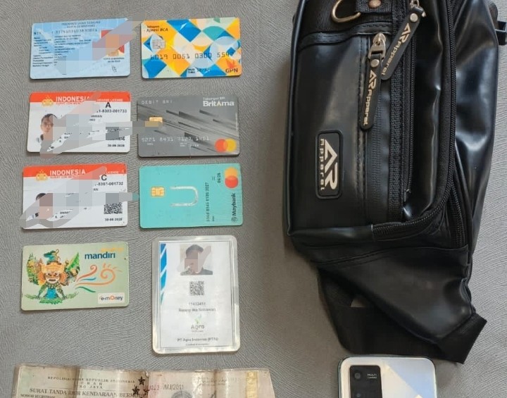 Barang bukti kartu rekening dan identitas tersangka penampung dana bandar narkoba Ko Erwin. (Foto/Ist)