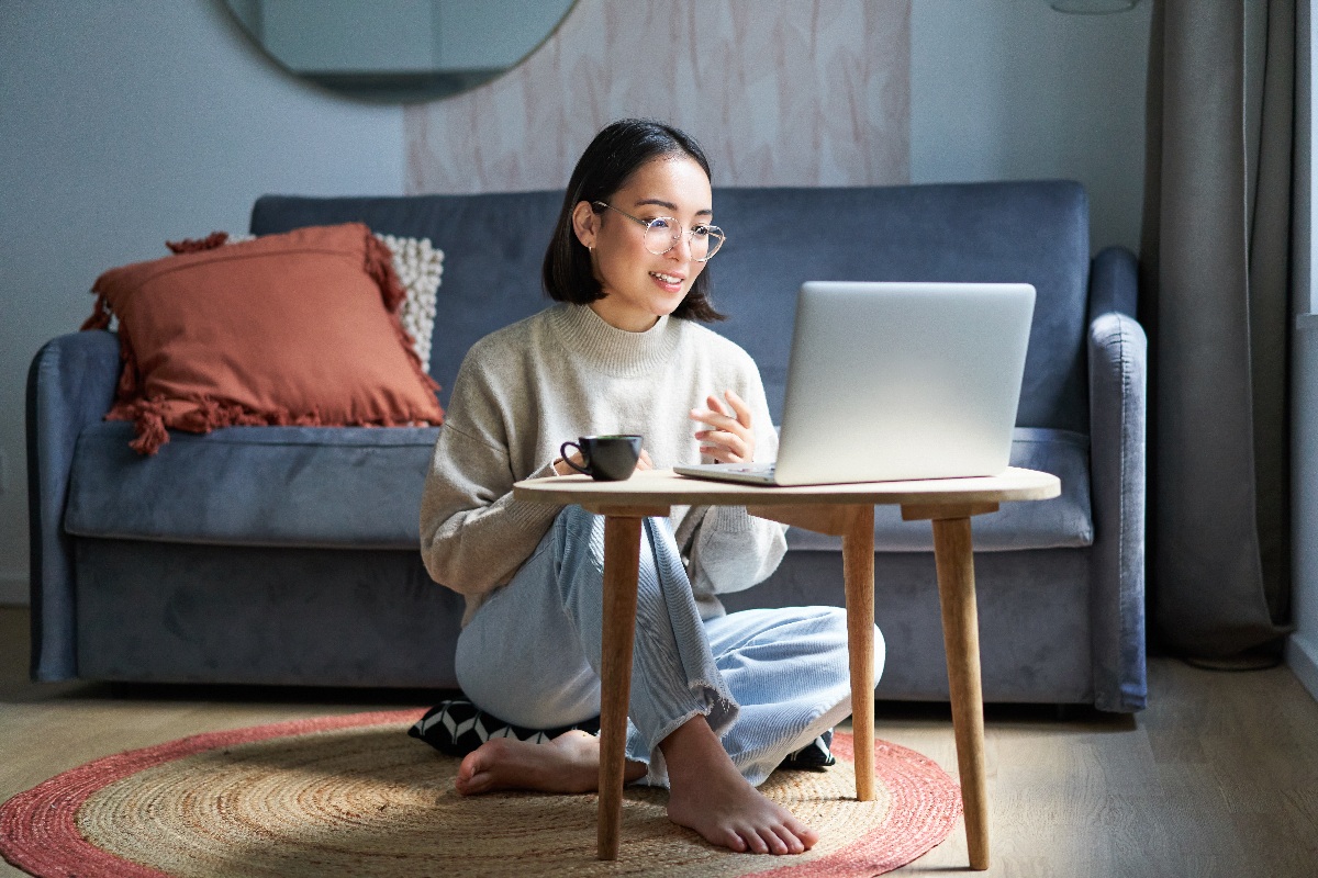 Ilustrasi work from home (WFH). (BeritaNasional/Freepik)