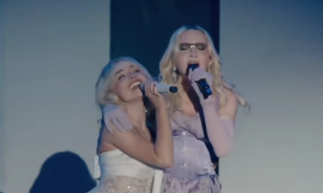 Penyanyi pop dunia Madonna (kanan) hadir di panggung Sabrina Carpenter dalam event Coachella 2026. (Foto/ist)
