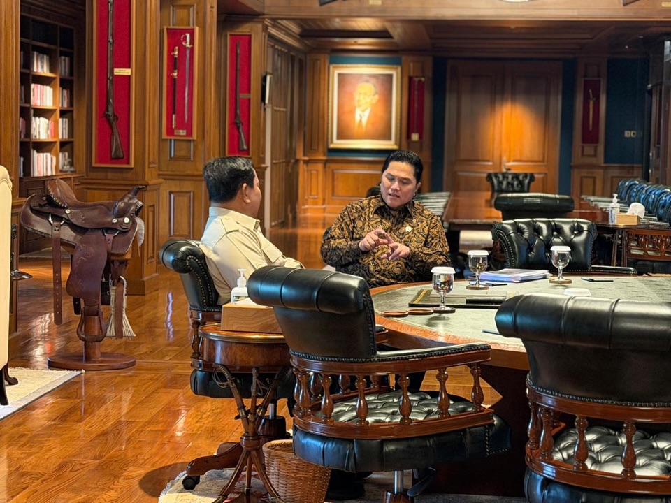 Presiden Prabowo Subianto (kiri) berbincang dengan Menpora Erick Thohir. (Foto/Instagram Erick Thohir)