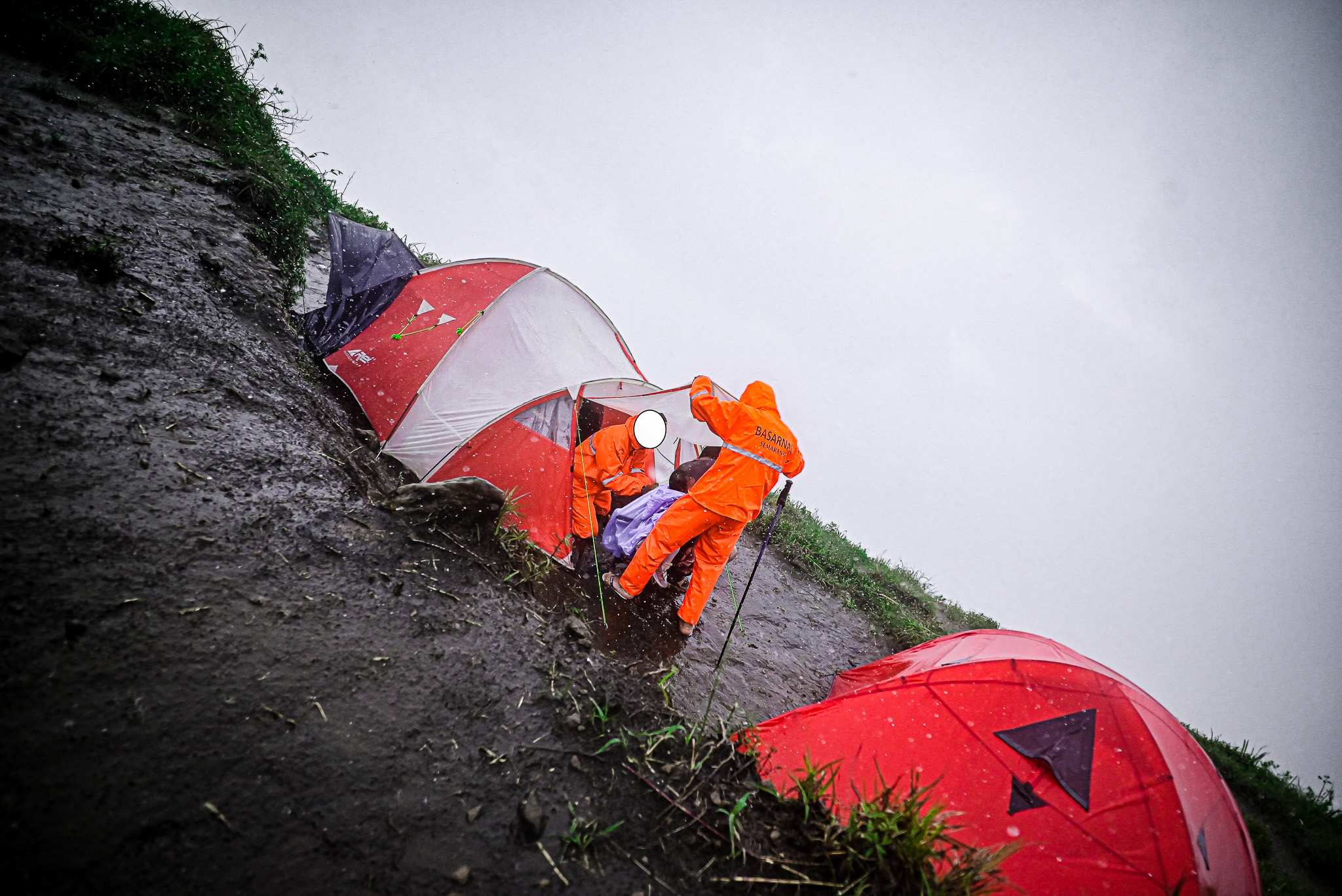 Tim Semarang Mountain Race membantu menyiapkan tenda Basarnas untuk ayah dan balita yang hipotermia di Gunung Ungaran, Semarang, (BeritaNasional/Threads M. Fadhli)