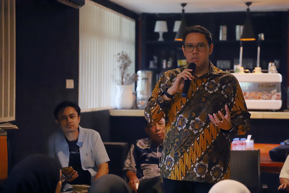 Wakil Ketua Komisi I DPR RI Dave Laksono memberikan penjelasan kepada wartawan terkait perkembangan situasi nasional dan global. (BeritaNasional/Elvis Sendouw)