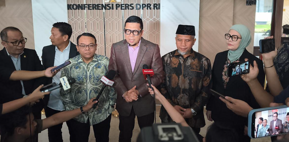 Para anggota Kaukus Parlemen untuk Perdamaian Dunia memberikan keterangan di gedung DPR Jakarta. (BeritaNasional/Ahda)