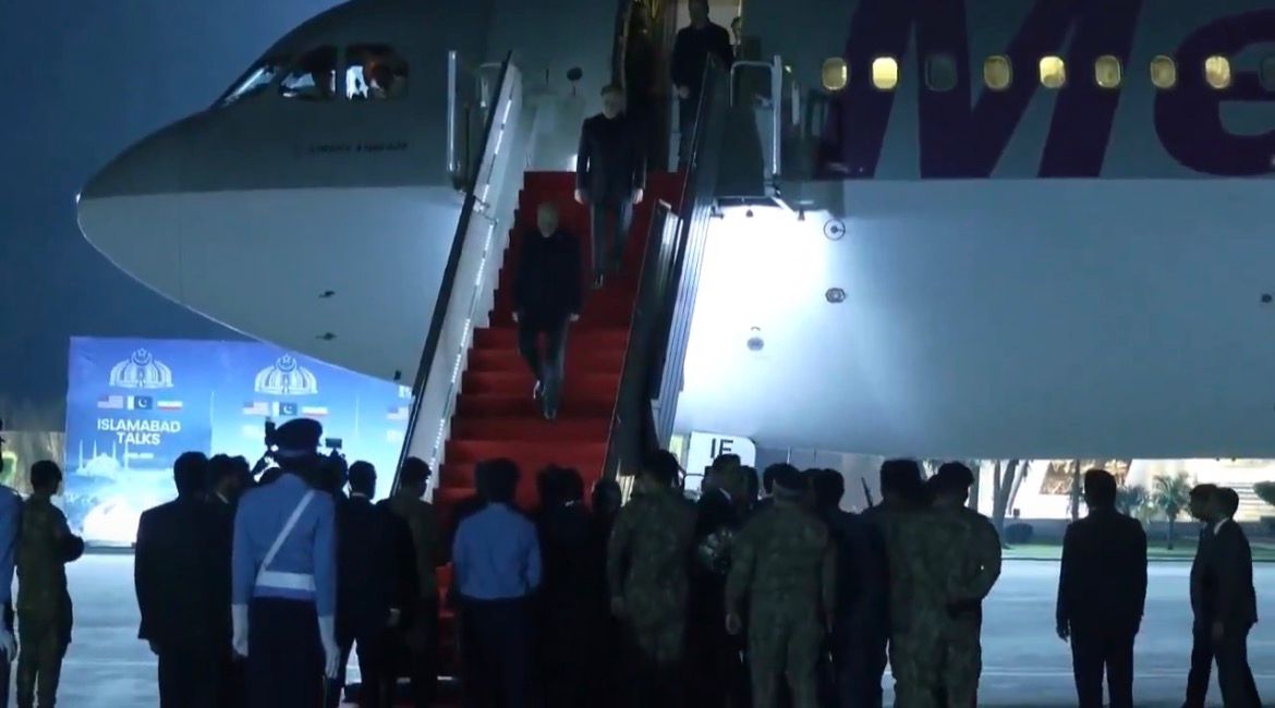 Delegasi Iran Tiba di Pakistan. (Foto/X @derrickevans4mv)