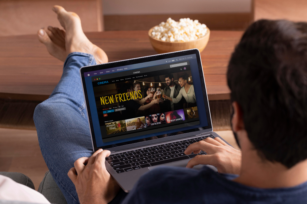 Ilustrasi menonton film melalui layanan streaming. (Foto/Freepik)