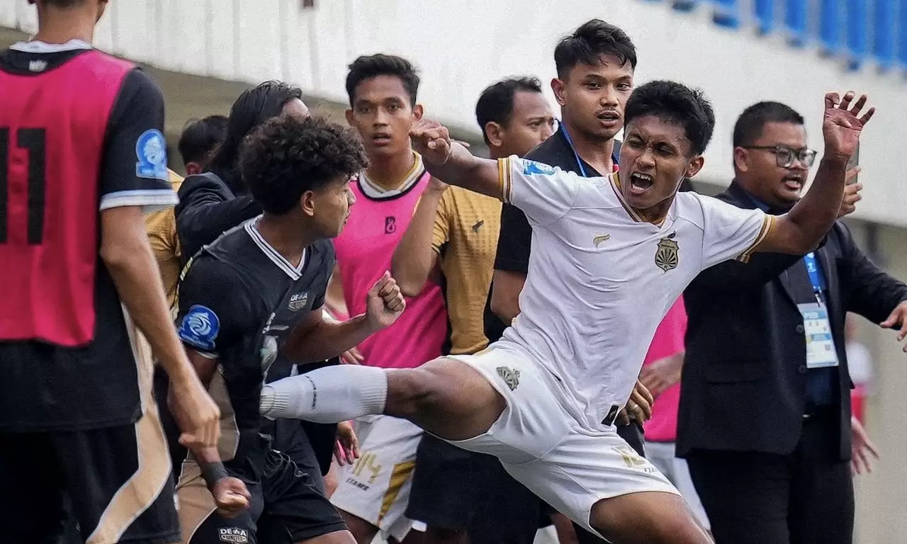 Insiden kekerasan yang terjadi dalam pertandingan Dewa United Development melawan Bhayangkara Youth di Stadion Citarum, Semarang. (Foto/Dewa United).
