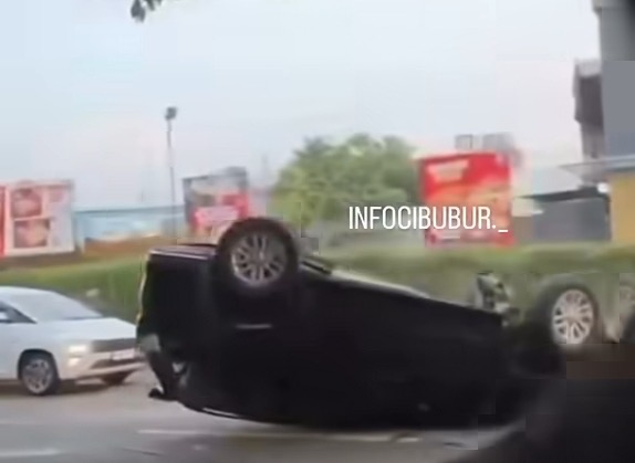 Diduga Microsleep, Fortuner Terbalik usai Tabrak Tiang Lampu. (Foto/istimewa)