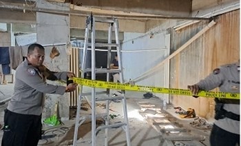 Polisi memasang garis polisi di sekitar tempat kejadian pekerja tewas di proyek bangunan Jagakarsa, Jaksel. (Foto/Istimewa)