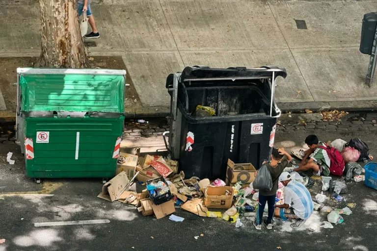 Anak-anak Argentina mengorek sampah di sudut kota. (BeritaNasional/X)
