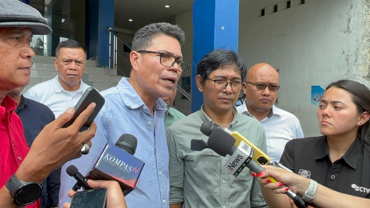 Direktur Utama PT Sinkos Multimedia Mandiri, Faizal Assegaf resmi melaporkan juru bicara KPK Budi Prasetyo. (BeritaNasional/Bachtiar)