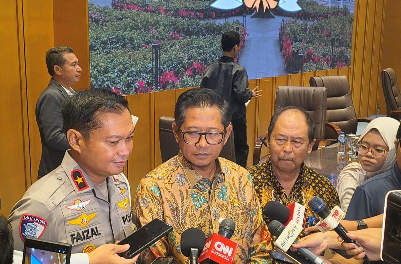Dirgakkum Korlantas Polri Brigjen Pol Faizal (kiri) saat diwawancarai. (BeritaNasional/Ahda)
