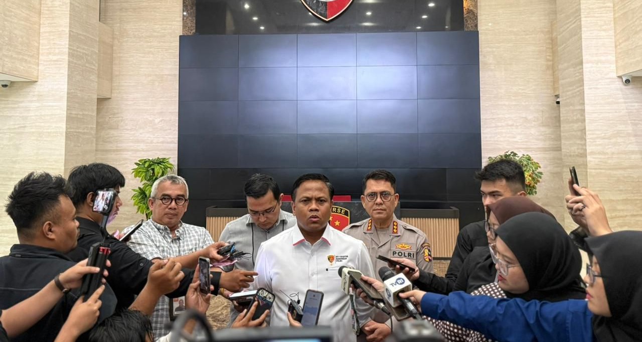 Dirtipidter Bareskrim Polri Brigjen Pol Moh Irhamni (tengah) saat diwawancarai. (BeritaNasional/Bachtiarudin)