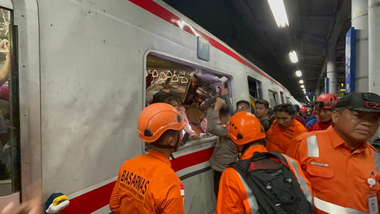 Basarnas mengevakuasi korban tabrakan KRL dengan KA Bromo Anggrek di Stasiun Bekasi Timur. (BeritaNasional/Basarnas)