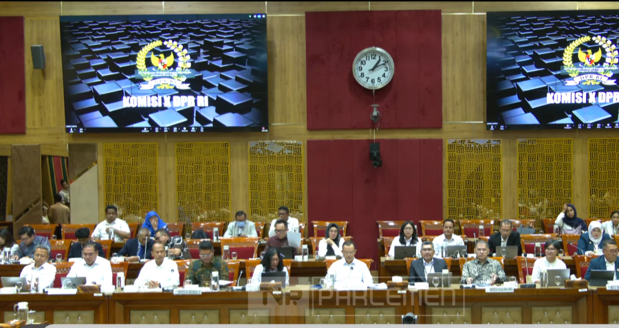 Komisi X DPR RI gelar rapat bersama Kemendiktisaintek dan empat rektor dari Universitas. (Foto/Tangkapan Layar)